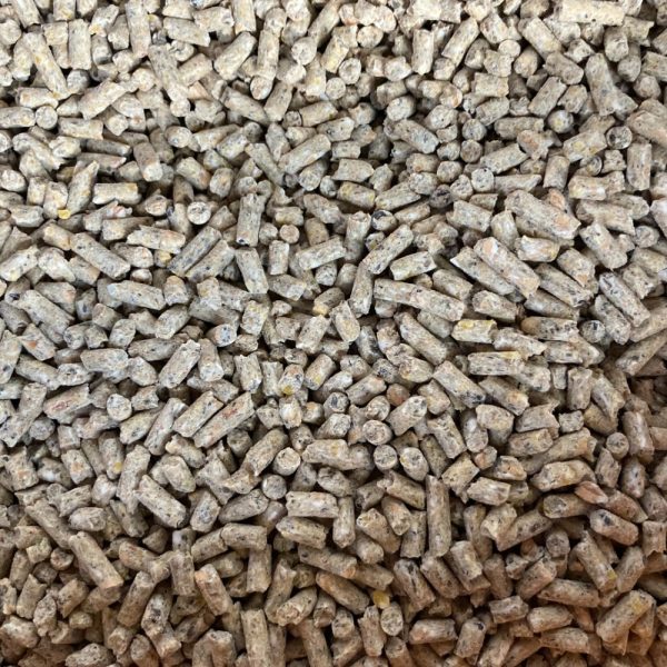 En stak pelleteret hønsefoder fra Ewers
