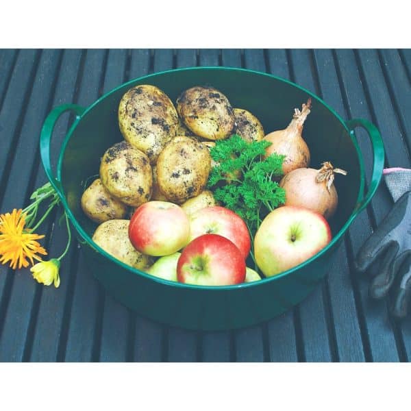 Grøn flexbalje 6 ltr. med æbler, kartofler og løg, på et bord