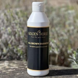 Hvid / sort flaske med Golden Horse all brown shampoo til heste