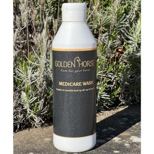 Hvid / sort flaske med Golden Horse medicare shampoo til heste